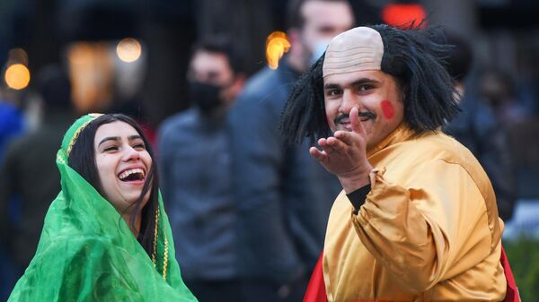 Артисты в костюмах во время празднования Навруза в Баку