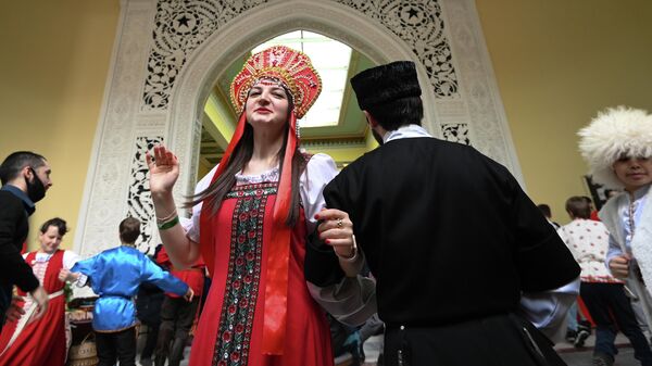 Участники русского и азербайджанского танцевального коллектива на праздновании Навруза в павильоне №14 Азербайджанской Республики на ВДНХ