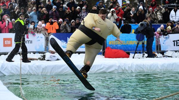 Участник экстремального аква-шоу Прыгни и замерзни в Екатеринбурге
