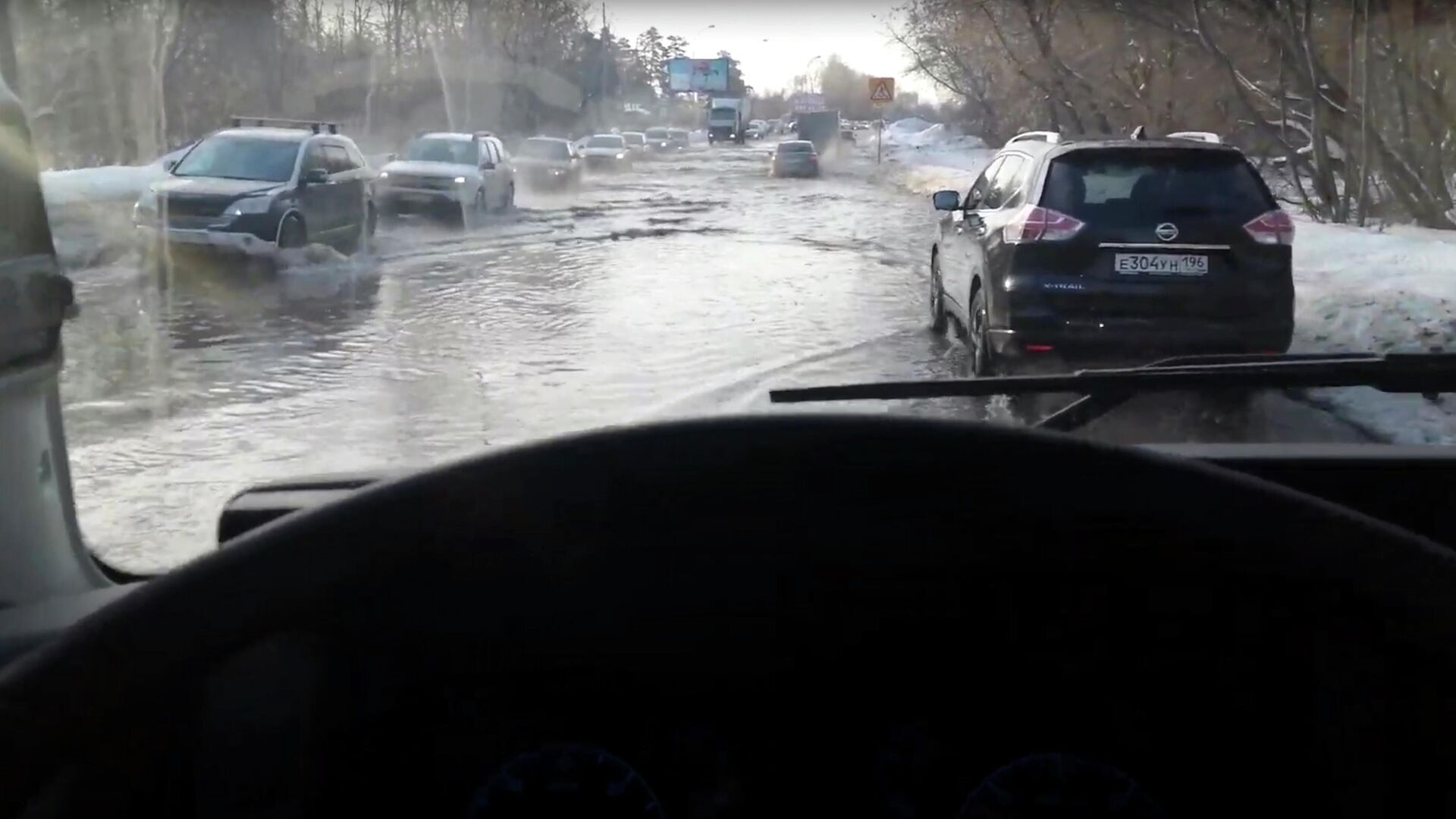 Последствия порыва водопроводной трубы на одной из улиц в Екатеринбурге - РИА Новости, 1920, 22.03.2021