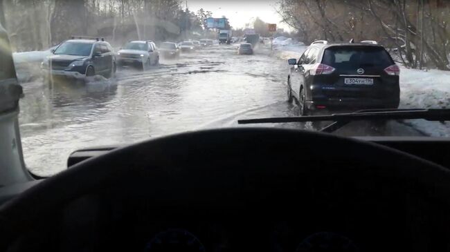 Последствия порыва водопроводной трубы на одной из улиц в Екатеринбурге