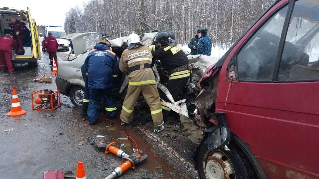 ДТП с микроавтобусом и легковым автомобилем в Вологодской области - РИА Новости, 1920, 22.03.2021