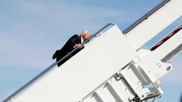 Президент США Джо Байден перед вылетом в Джорджию