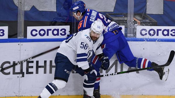 Хоккеист Динамо Иван Игумнов (на первом плане) и хоккеист СКА Эмиль Галимов