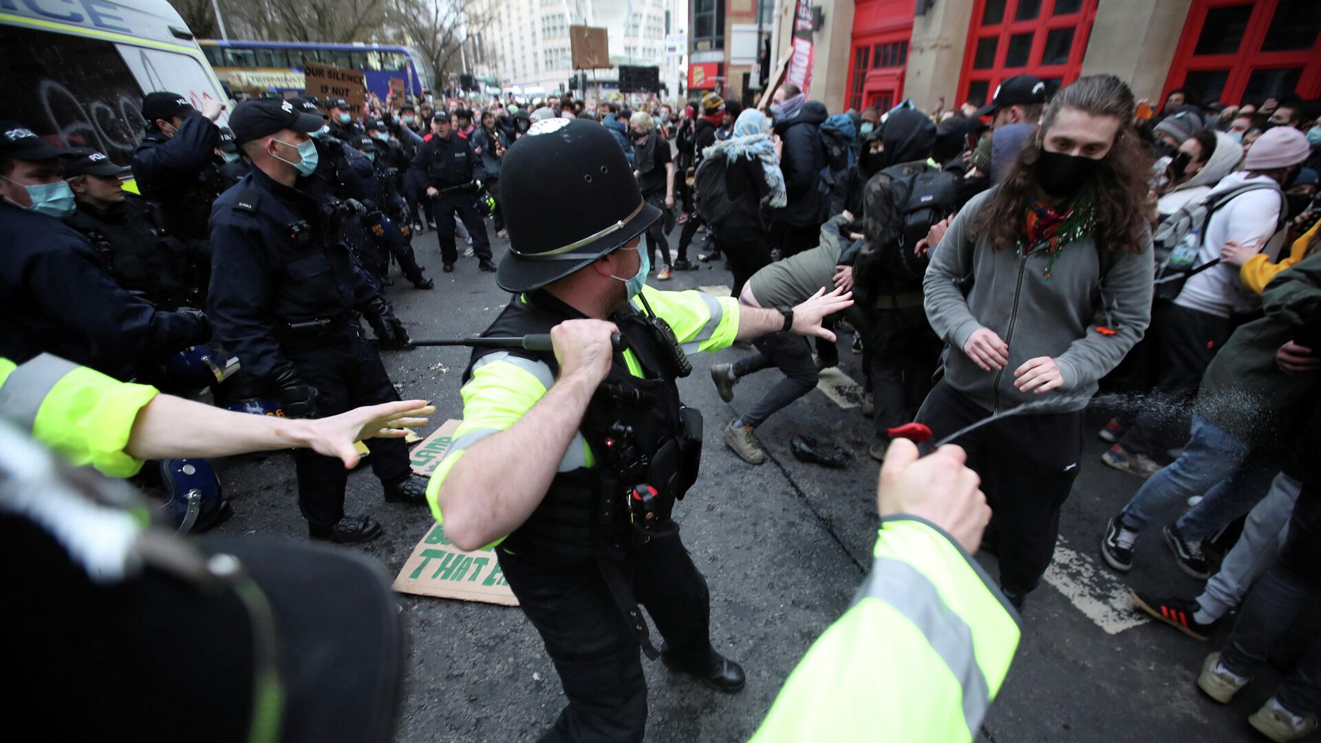 Митинг беспорядки. Митинги в Великобритании. Дубинка английских полицейских.