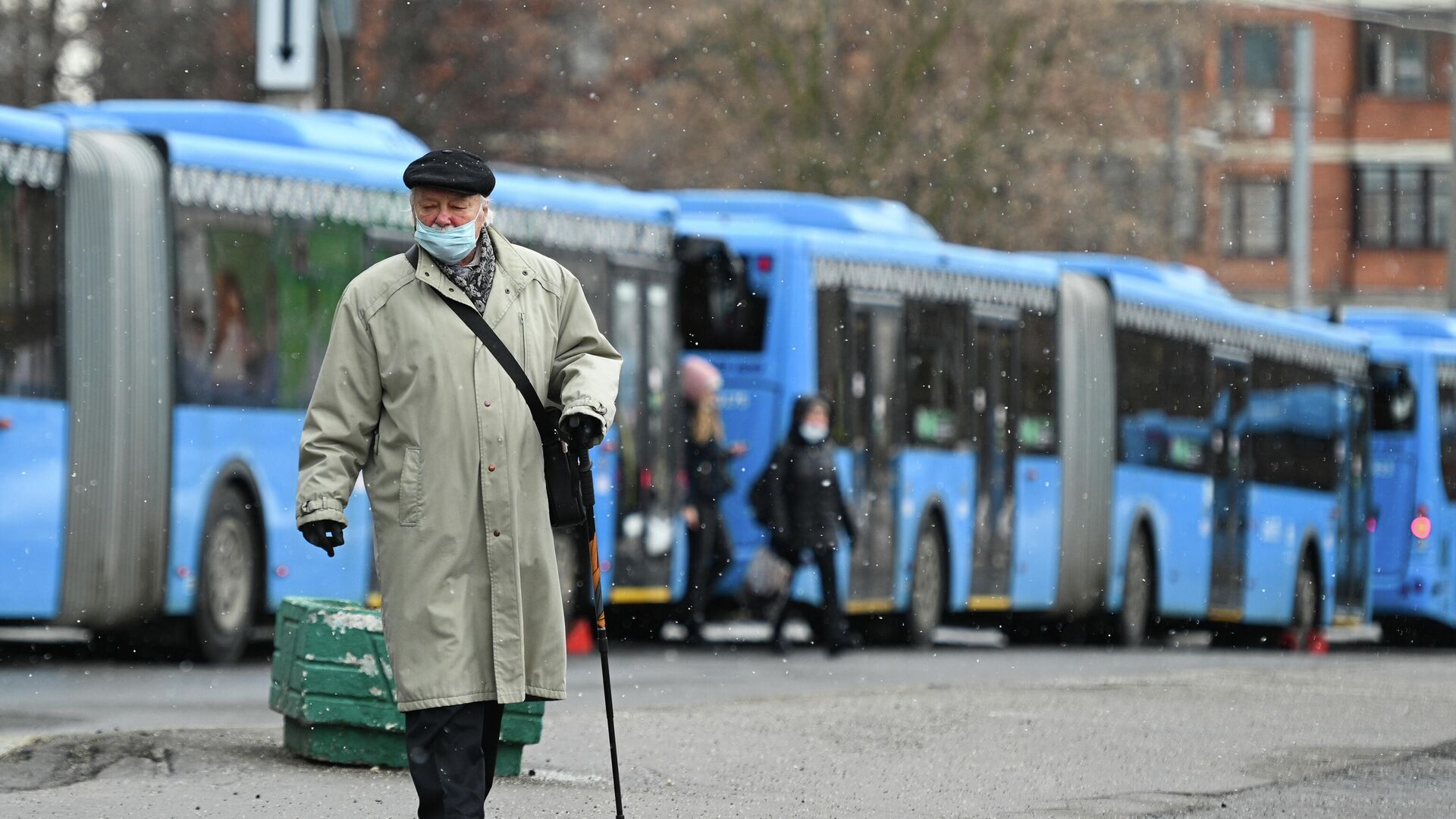 Пожилой мужчина на остановке бесплатных автобусов КМ у станции метро Беляево - РИА Новости, 1920, 23.03.2021