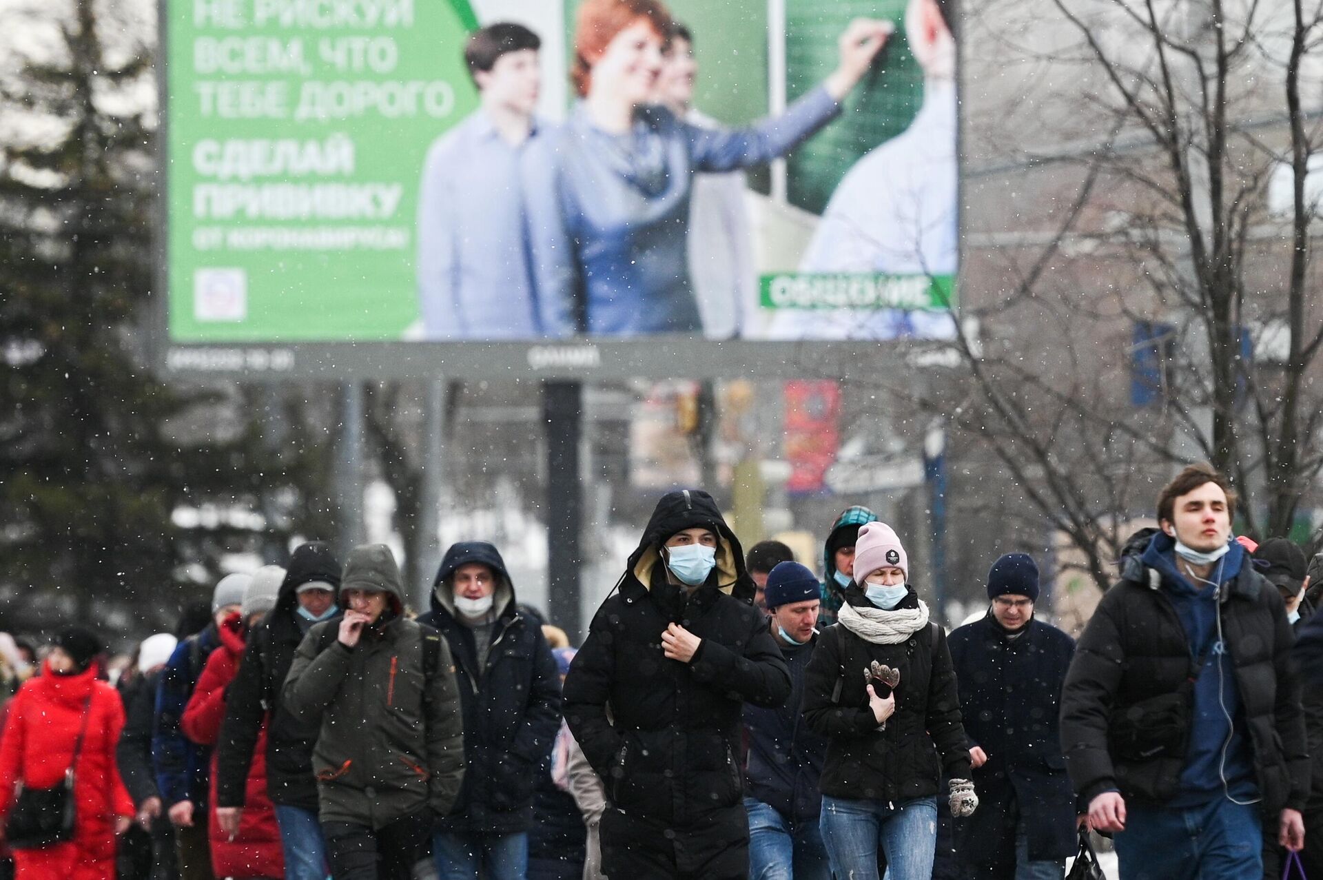 Люди идут к автобусной остановке  - РИА Новости, 1920, 15.03.2024