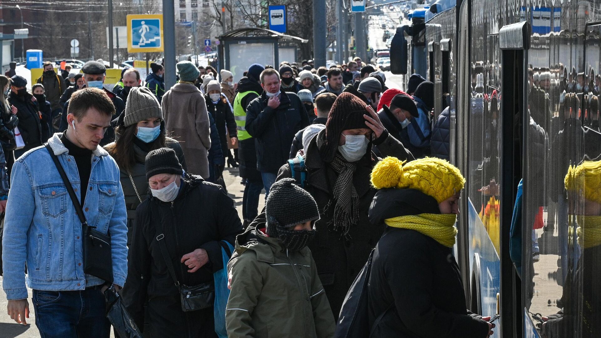 Пассажиры заходят в салон бесплатного автобуса КМ у станции метро Беляево - РИА Новости, 1920, 15.03.2022