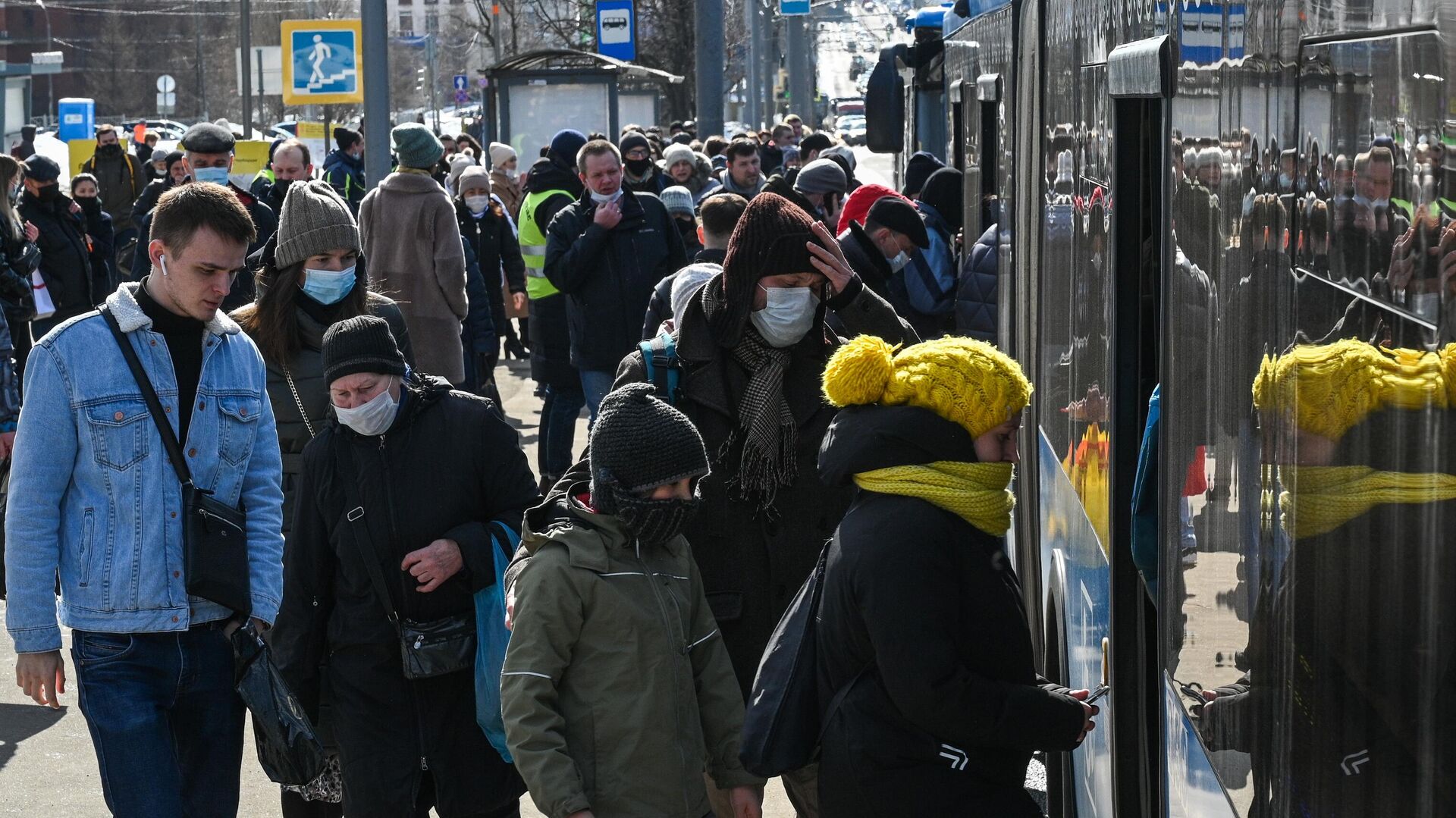 Пассажиры заходят в салон бесплатного автобуса КМ у станции метро Беляево - РИА Новости, 1920, 15.03.2022