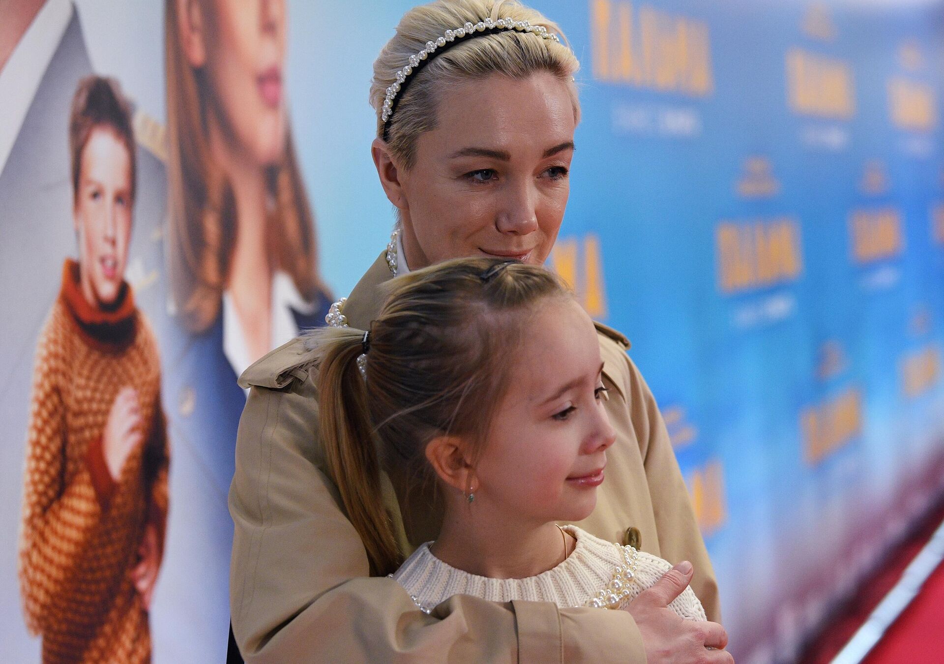 Актриса Дарья Мороз с дочерью Анной Богомоловой на премьере фильма Пальма в Москве9