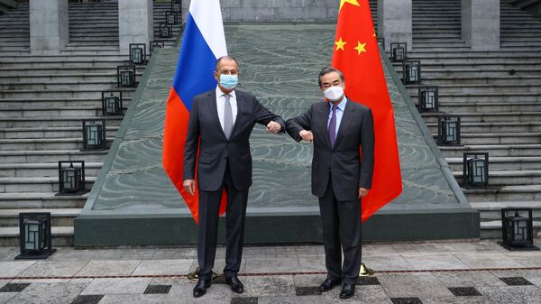 Министр иностранных дел РФ Сергей Лавров и министр иностранных дел КНР Ван И во время встречи в Гуйлине