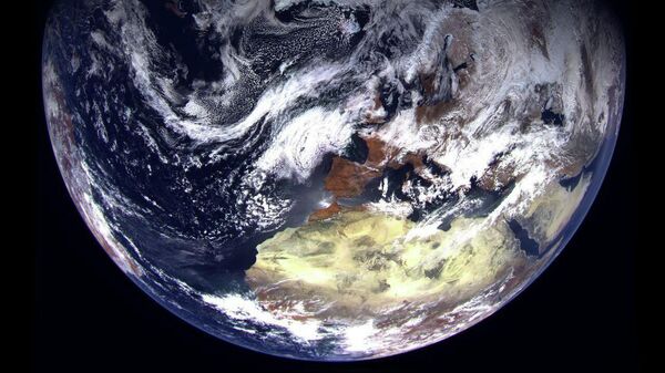 Снимок полярной области Земли, сделанный первым спутником Арктика-М для мониторинга климата арктического региона