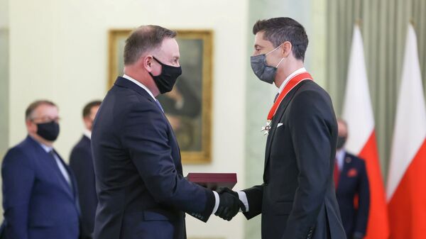 Президент Польши Анджей Дуда награждает орденом Возрождения футболиста Роберта Левандовского