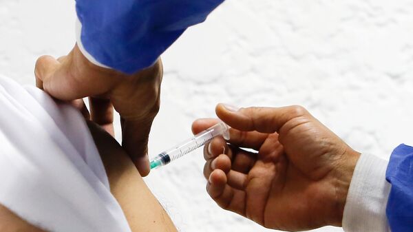 Президент Венесуэлы Николас Мадуро вакцинируется российским препаратом от коронавируса Спутник V