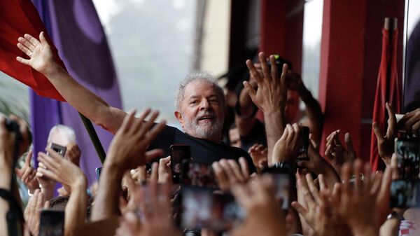  Бывший президент Бразилии Луис Инасио Лула да Силва во время митинга в Сан-Бернарду-ду-Кампу