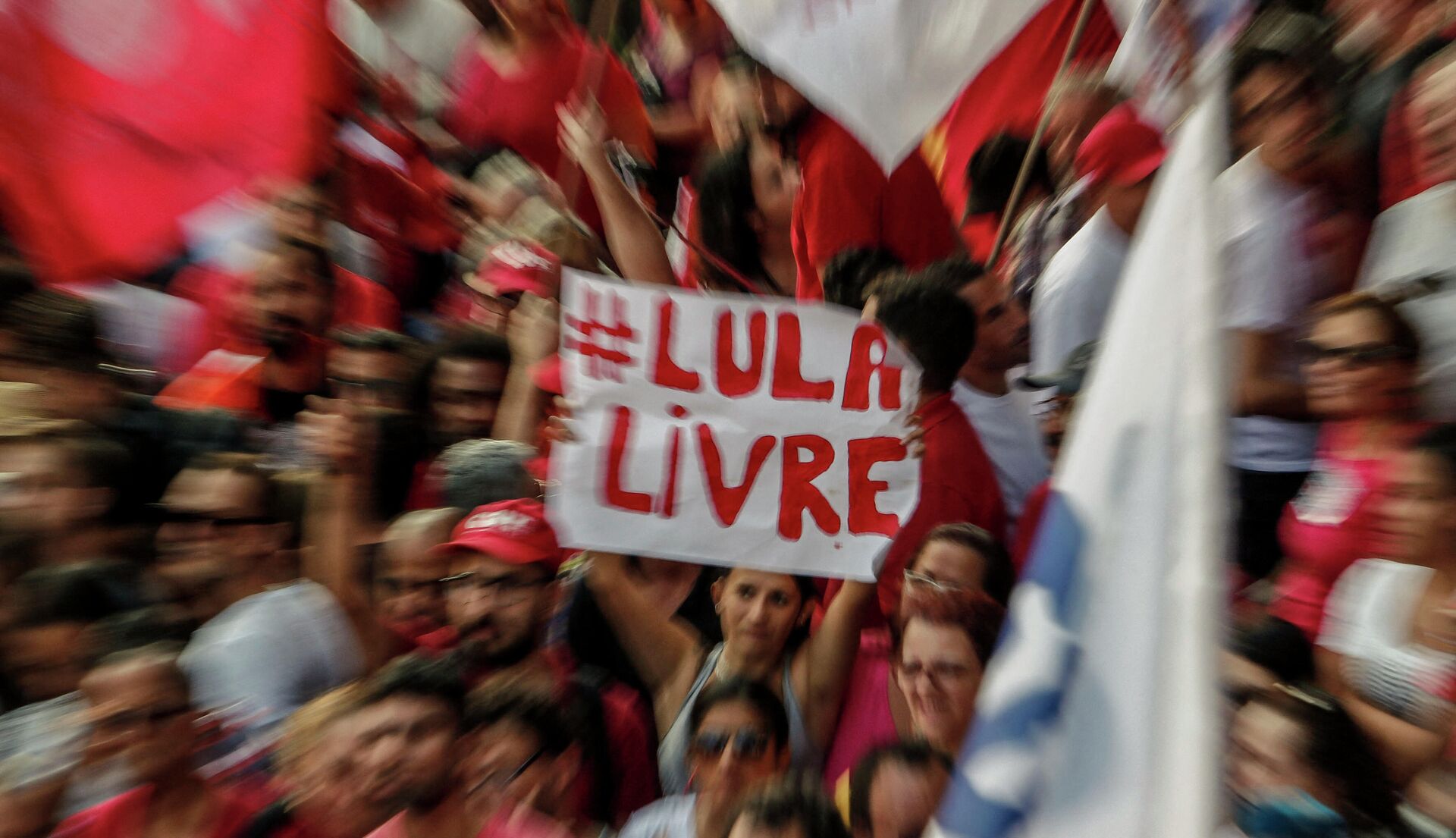 Сторонники бывшего президента Бразилии Луис Инасио Лула да Силва во время митинга - РИА Новости, 1920, 22.03.2021