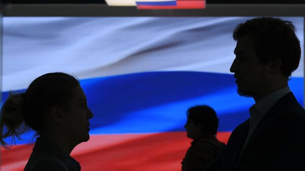 Люди на фоне российского флага
