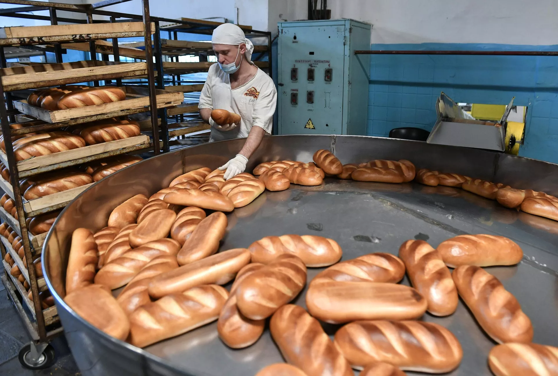 Производство хлеба на заводе в Симферополе  - РИА Новости, 1920, 23.03.2021