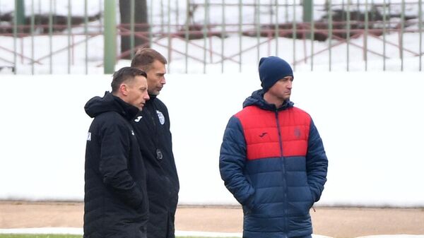 Главный тренер ПФК ЦСКА Ивица Олич (слева) во время тренировки игроков клуба на стадионе Октябрь в Москве.