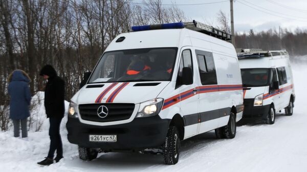 Автомобили оперативного штаба по координации действий по спасению детей, попавших под снежную лавину в Хибинах