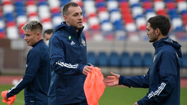Игроки сборной России Артем Дзюба (слева) и Магомед Оздоев на тренировке в рамках подготовки к отборочным матчам ЧМ-2022 против сборных Мальты и Словении.