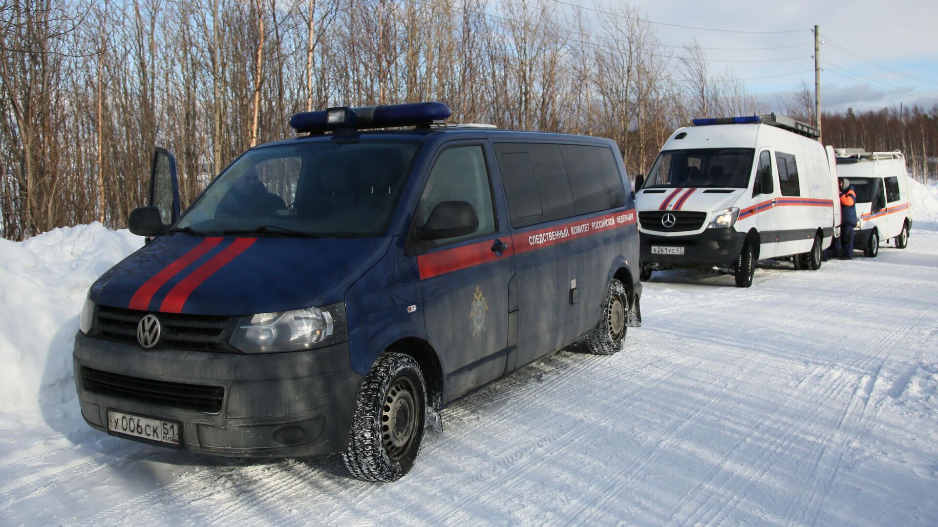 Автомобили Следственного комитета РФ и оперативного штаба по координации действий по спасению детей, попавших под снежную лавину в Хибинах - РИА Новости, 1920, 23.03.2021