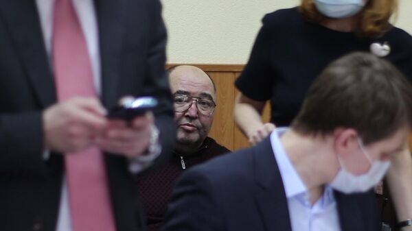 Глава группы фармацевтических компаний Биотэк Борис Шпигель в Басманном суде Москвы. Стоп-кадр видео