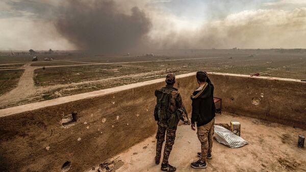 Дым на месте ракетного обстрела в сирийской провинции Дейр-эз-Зор