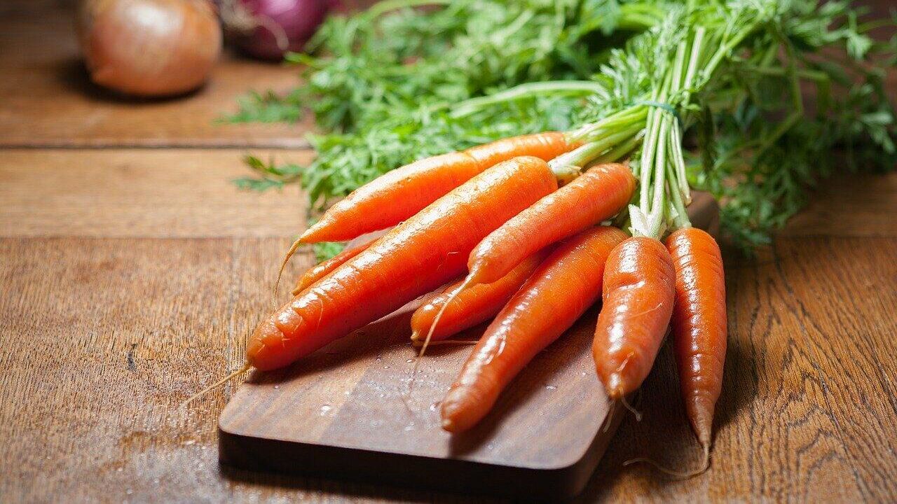 Паровая морковь с зеленым маслом