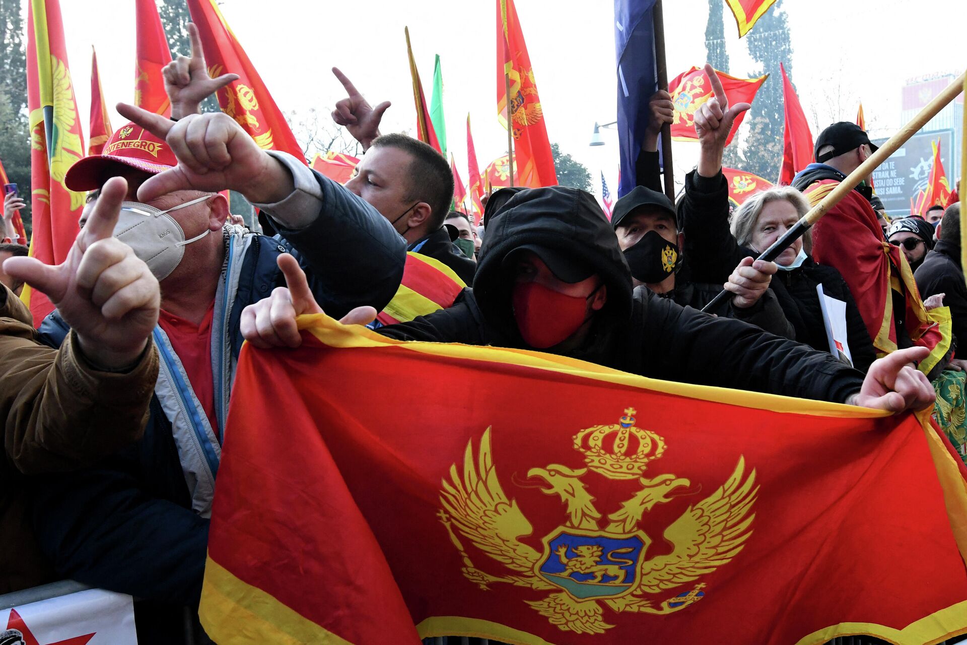 Мужчина с флагом Черногории во время протеста против нового правительства в Подгорице - РИА Новости, 1920, 26.03.2021