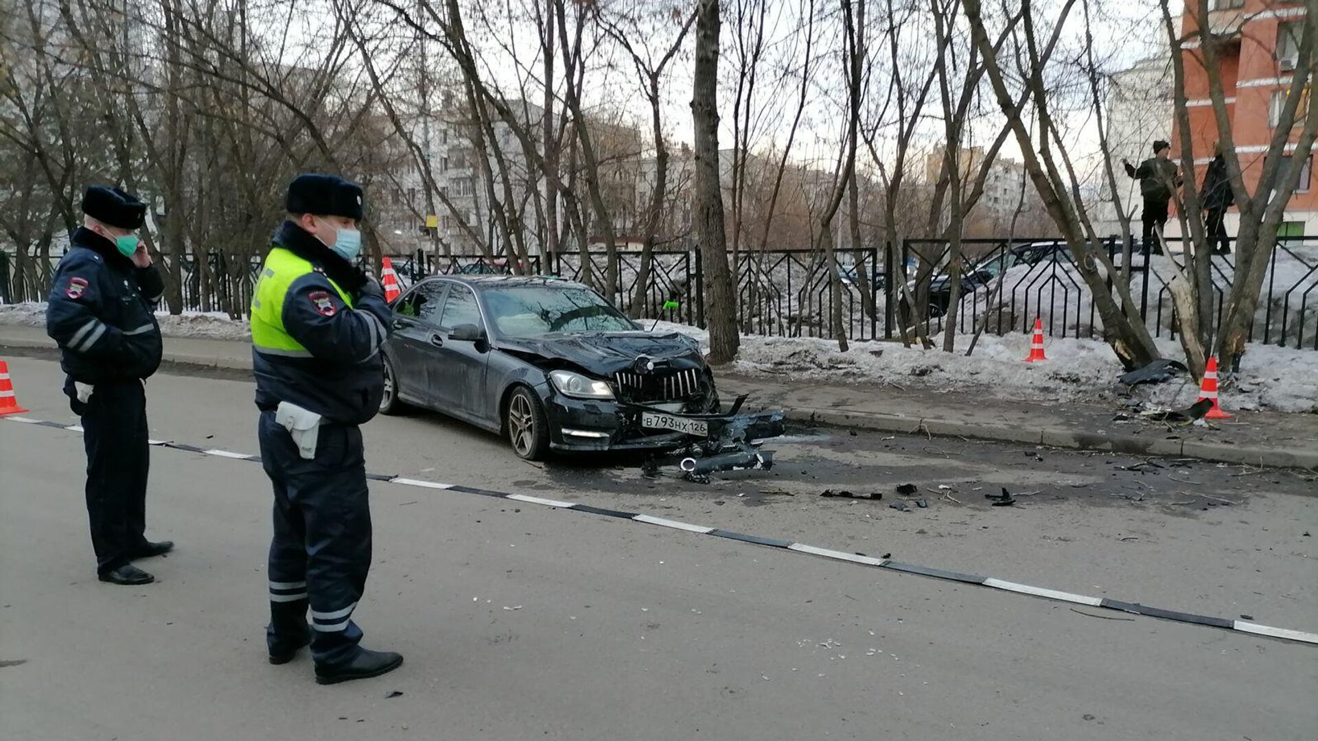 Мерседес врезался в дерево и сбил пешеходов на севере Москвы - РИА Новости, 1920, 23.03.2021