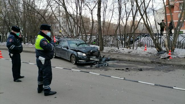 Мерседес врезался в дерево и сбил пешеходов на севере Москвы