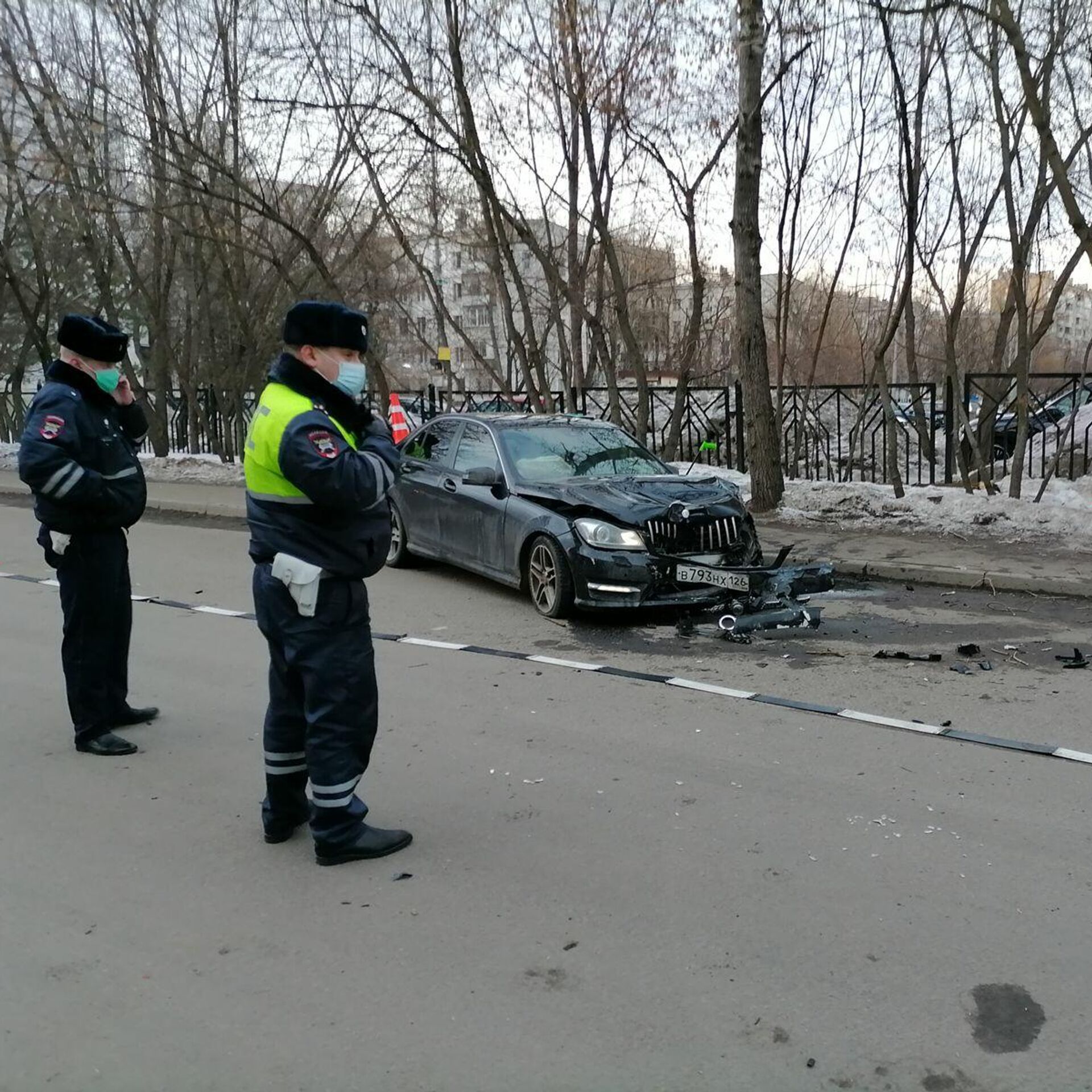 В Москве водитель Mercedes наехал на двух женщин и скрылся, бросив машину -  РИА Новости, 23.03.2021