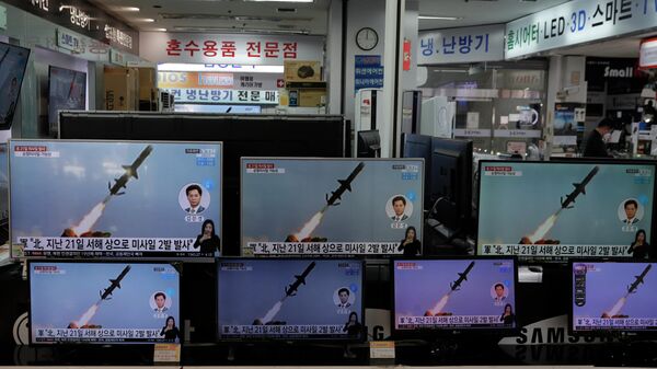 Трансляция телевизионного выпуска новостей о запуске ракет Северной Кореей в Сеуле