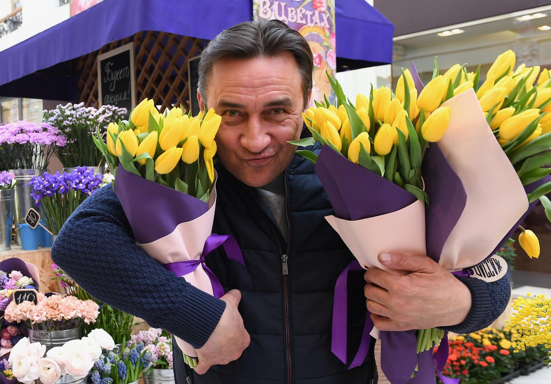 Актер Камиль Ларин выбирает цветы на Весеннем цветочном базаре в Петровском Пассаже - РИА Новости, 1920, 30.07.2021