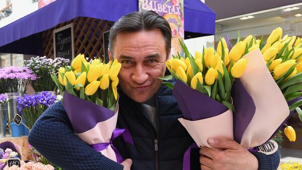 Актер Камиль Ларин выбирает цветы на Весеннем цветочном базаре в Петровском Пассаже