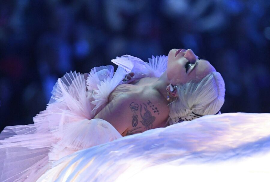 Леди Гага во время выступления на 60-й церемонии Грэмми в Нью-Йорке