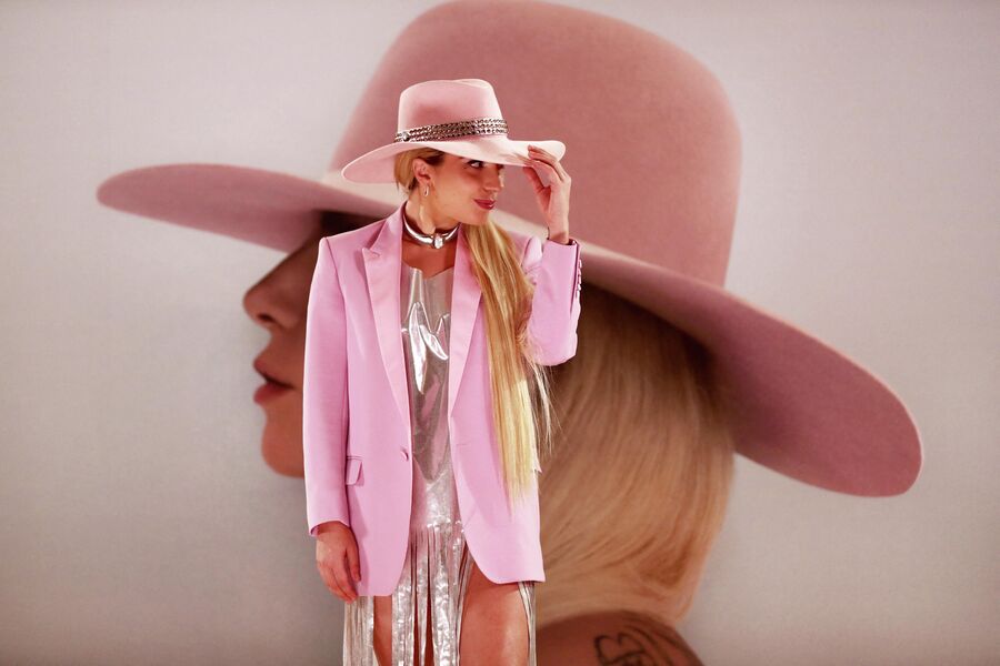 Леди Гага позирует для фотографов во время фотосессии для продвижения своего нового альбома Joanne в Токио