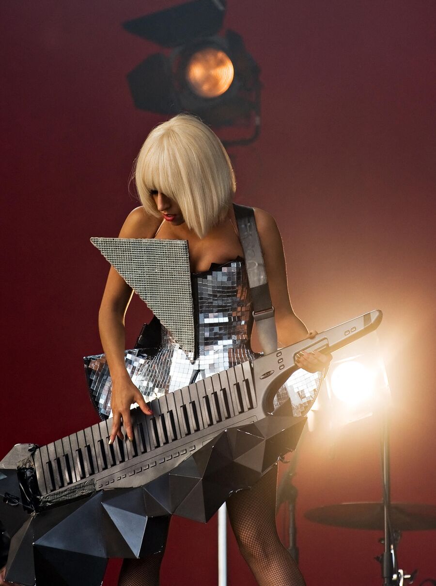Леди Гага на ежегодном музыкальном фестивале Гластонбери. 2009 год