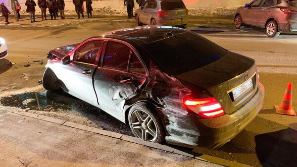 Последствия ДТП с участием автомобиля Mercedes, сбившего двух пешеходов в Москве
