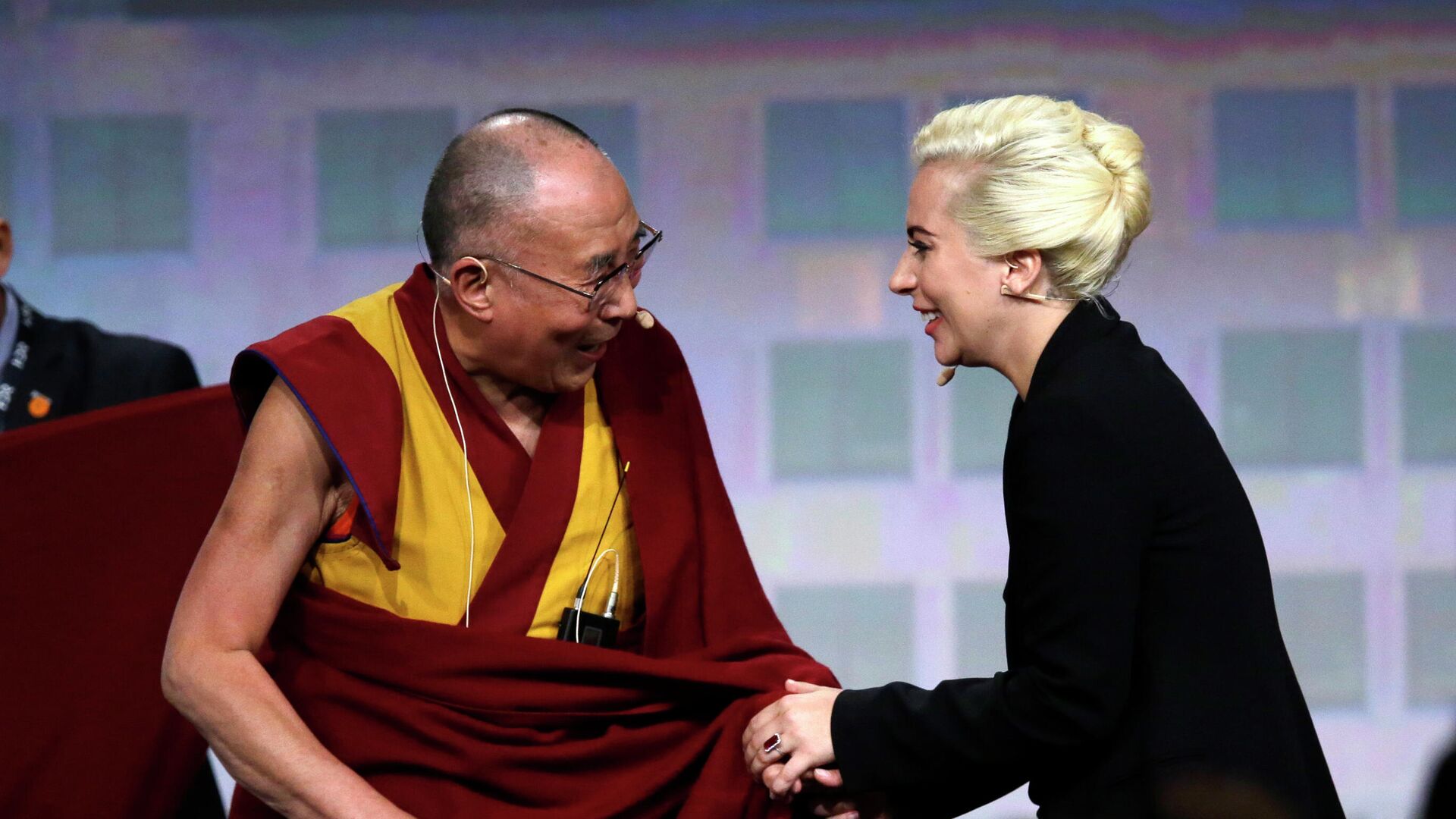 Далай-лама и Леди Гагу перед пресс-конференцией в Индианаполисе - РИА Новости, 1920, 04.05.2023