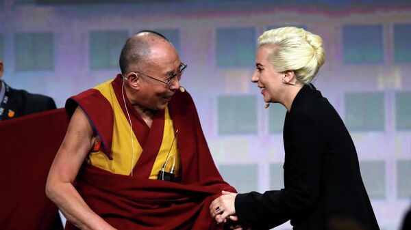 Далай-лама и Леди Гагу перед пресс-конференцией в Индианаполисе