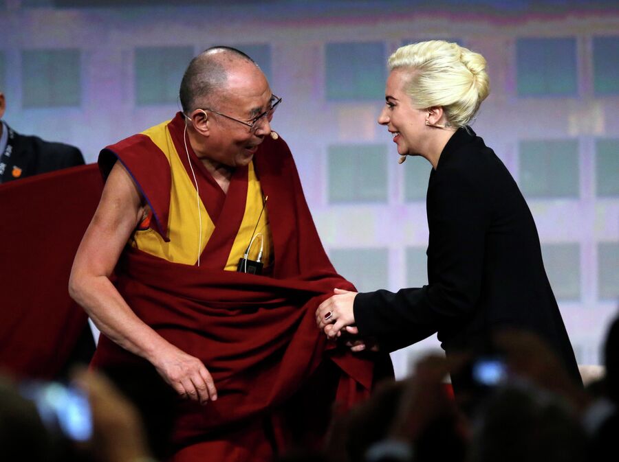 Далай-лама и Леди Гагу перед пресс-конференцией в Индианаполисе