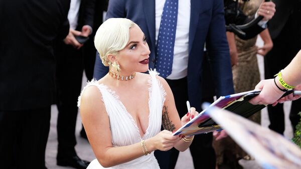 Леди Гага с поклонниками на церемонии вручении премии Гильдии киноактеров США