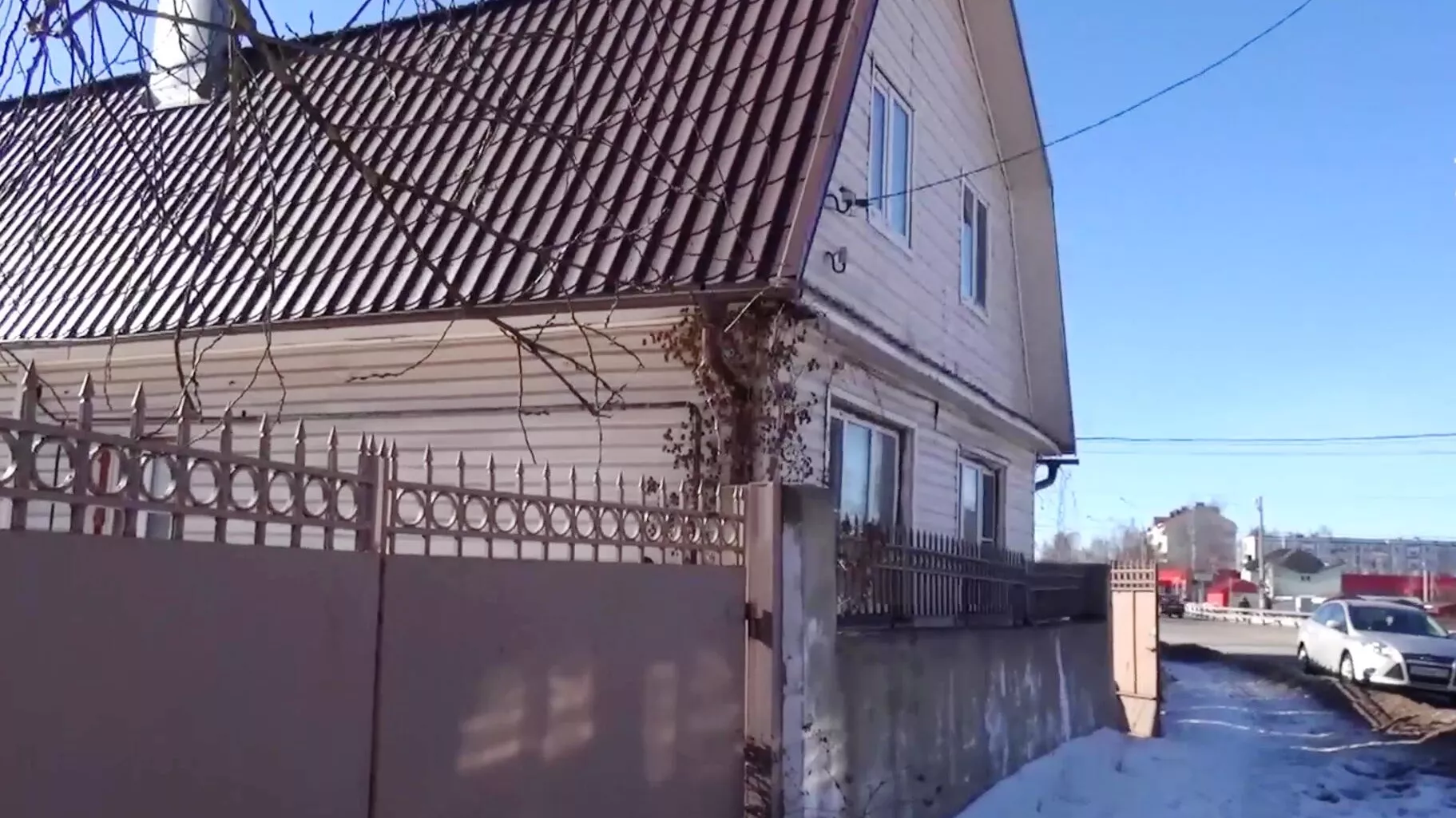 Частный дом в Талдоме, где нашли истощенную девочку без одежды. Скриншот видео - РИА Новости, 1920, 26.03.2021