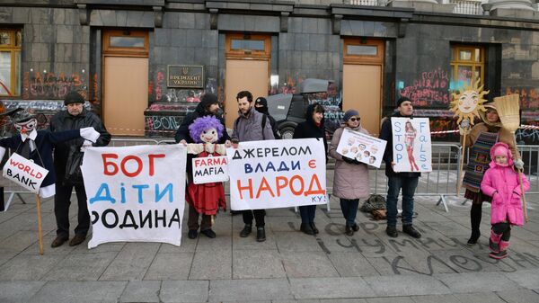 Участники акции Нет смертельной вакцинации! у здания Администрации президента Украины в Киеве