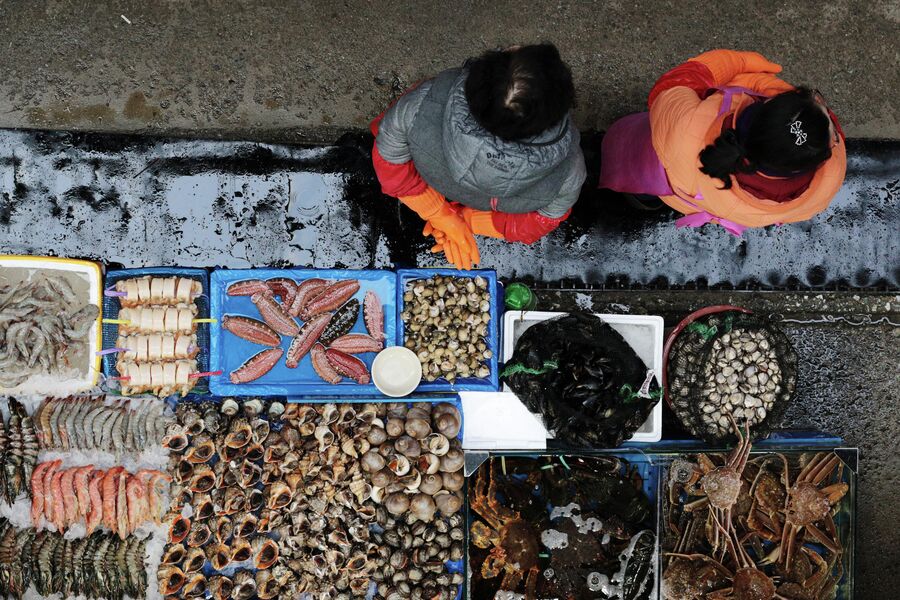 Прилавок с рыбой на рыбном рынке Норянджин в Сеуле