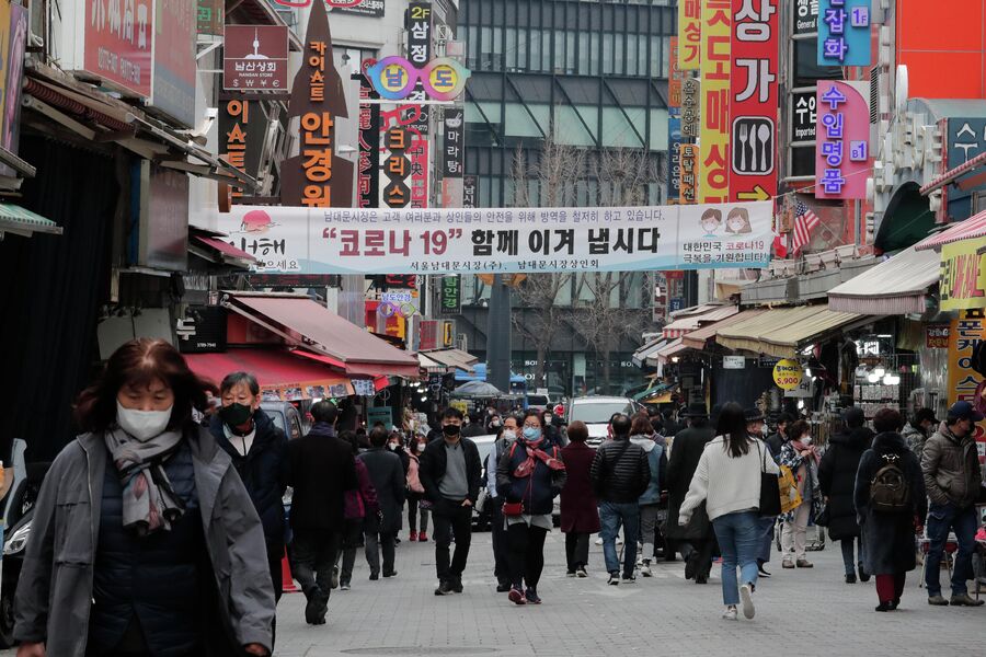 Прохожие на одной из улиц Сеула, Южная Корея 