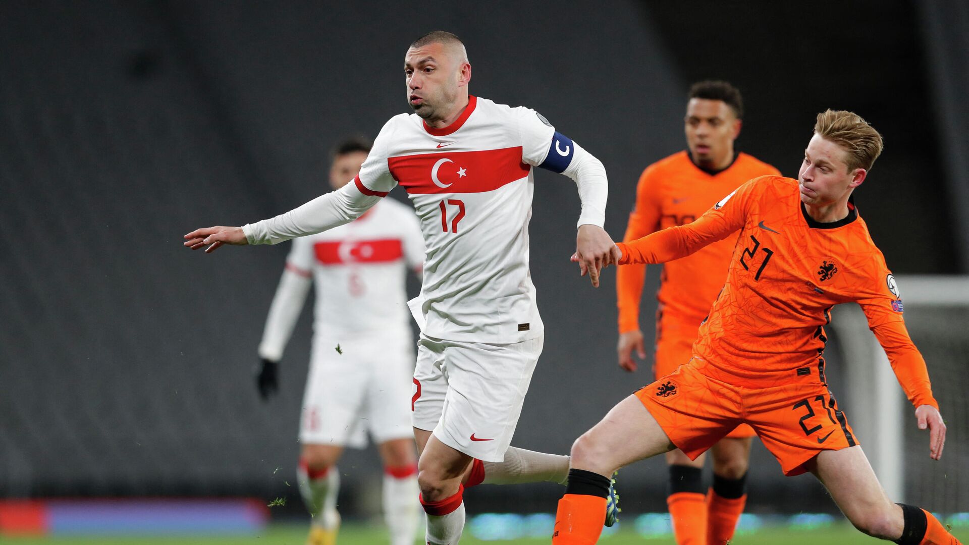 Turkey's forward Burak Yilmaz (L) is challenged by Netherlands' midfielder Frenkie De Jong during the FIFA World Cup Qatar 2022 qualification Group G football match between Turkey and The Netherlands at the Ataturk Olympic Stadium, in Istanbul, on March 24, 2021. -  (Photo by MURAD SEZER / POOL / AFP) - РИА Новости, 1920, 24.03.2021
