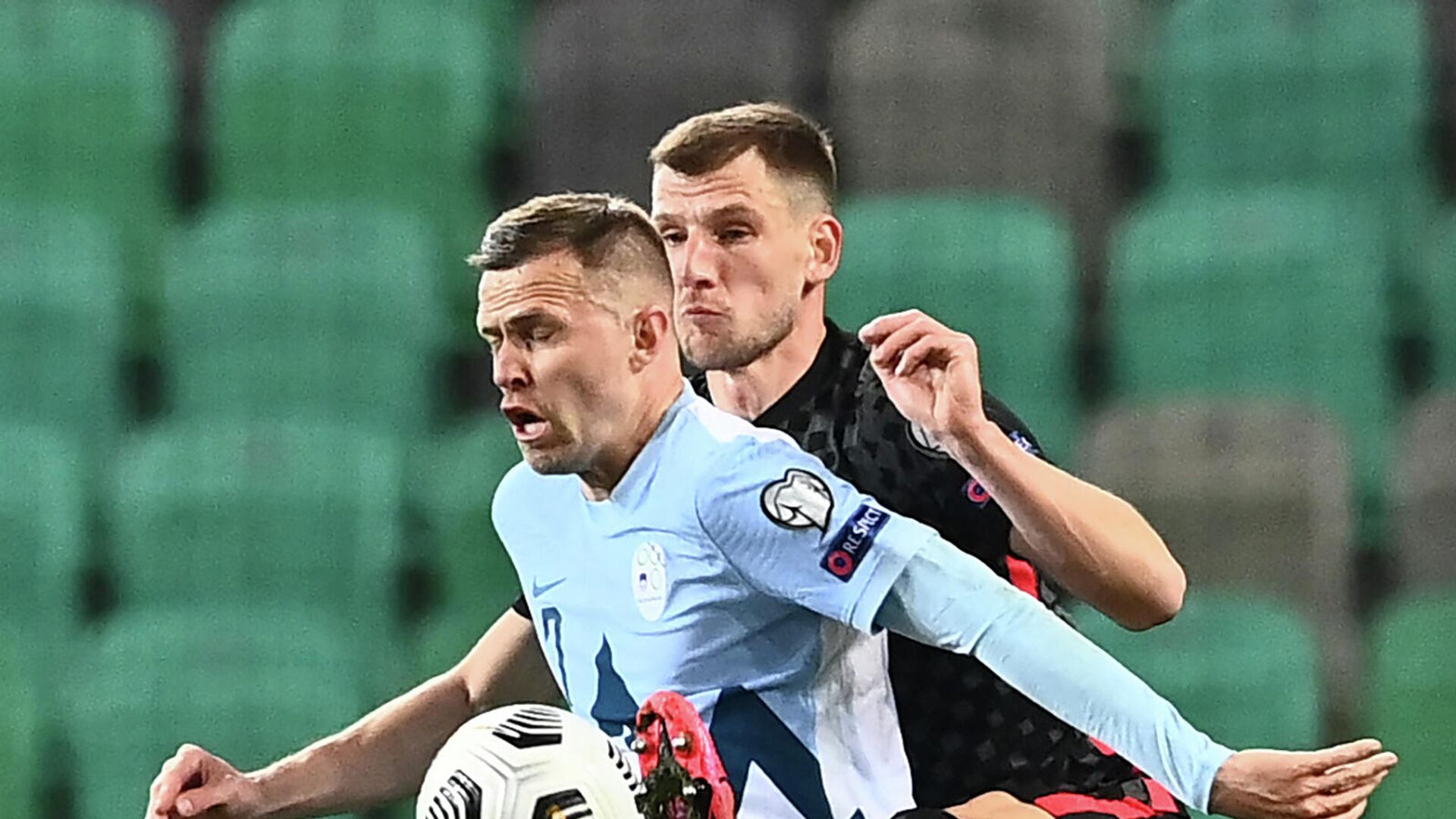 Slovenia's midfielder Josip Ilicic (L) fights for the ball with and Croatia's defender Borna Barisic during the FIFA World Cup Qatar 2022 Group H qualification football match between Slovenia and Croatia at The Stozice Stadium in Ljubljana, Slovenia, on March 24, 2021. (Photo by JOE KLAMAR / AFP) - РИА Новости, 1920, 25.03.2021